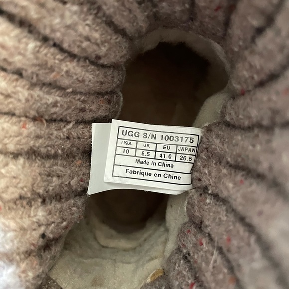 Ugg boots size 10 - Picture 2 of 2